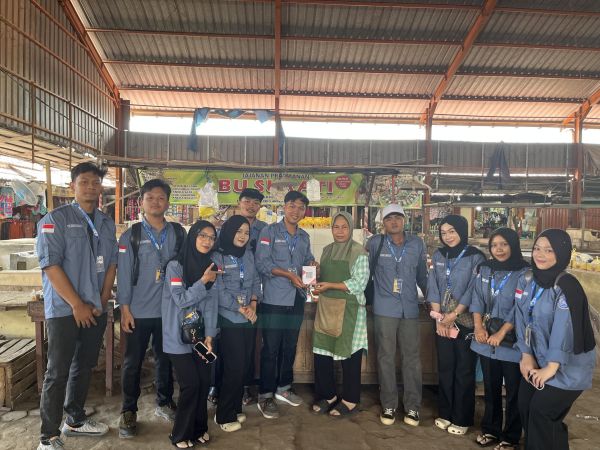 Mahasiswa UM Metro Fasilitasi Pembuatan QRIS untuk UMKM Tulang Bawang Barat